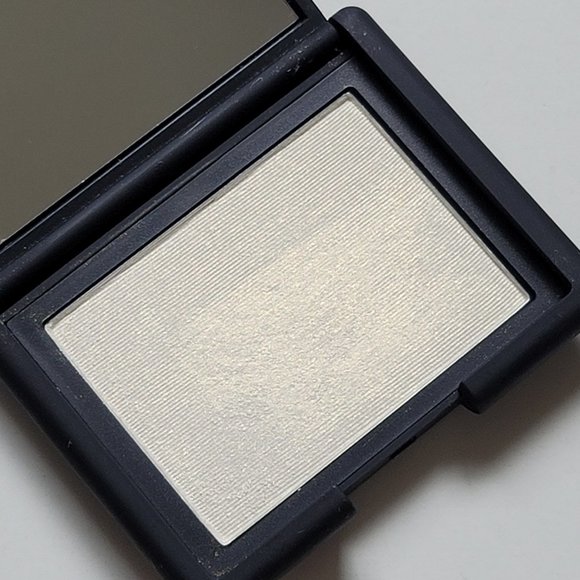 Nars ALBATROSS Highlighting Powder (0.16 oz.) - Picture 2 of 7